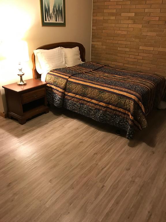 Lakeview Motel Two Rivers Bagian luar foto
